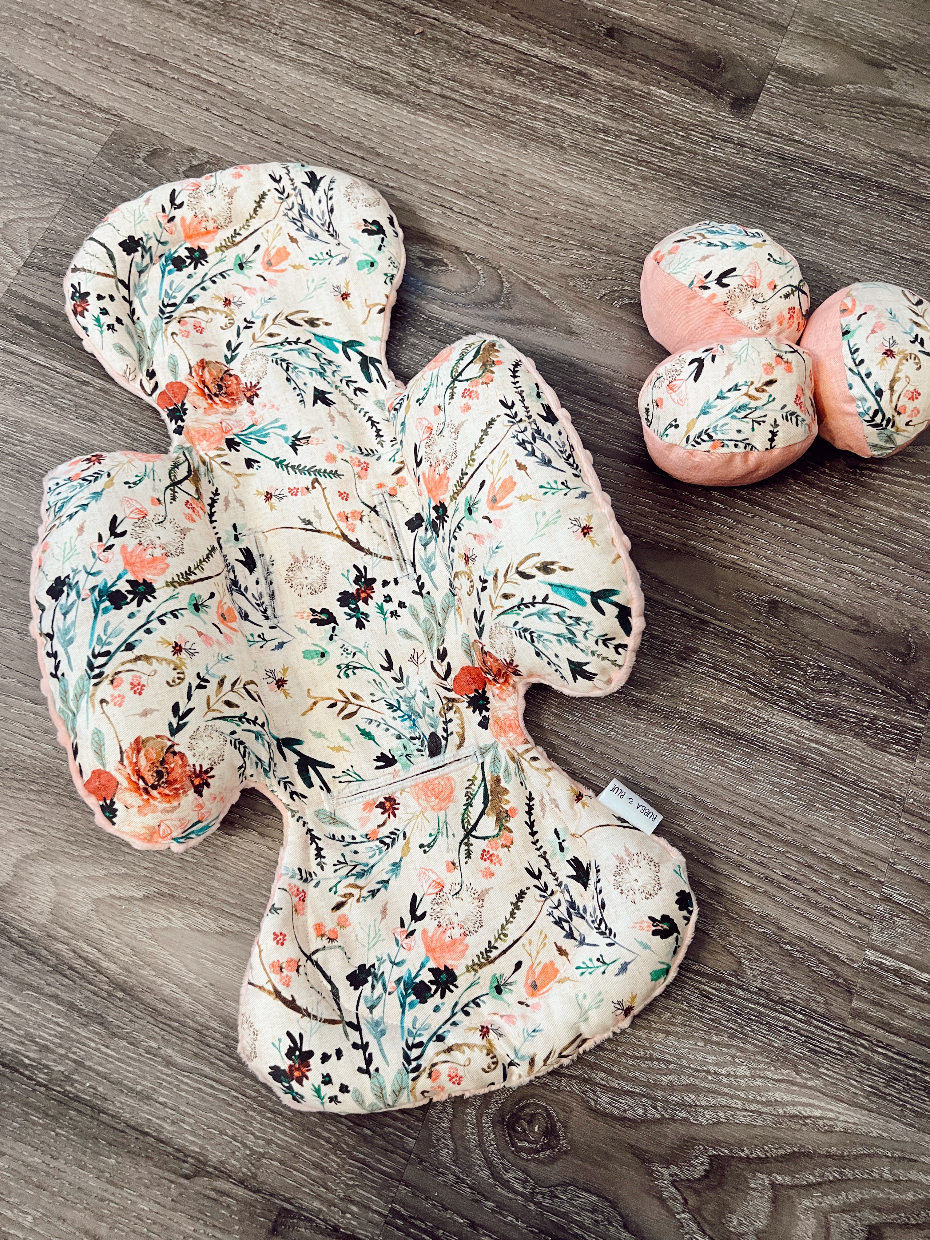 Mamaroo seat cover and newborn insert in light fable floral