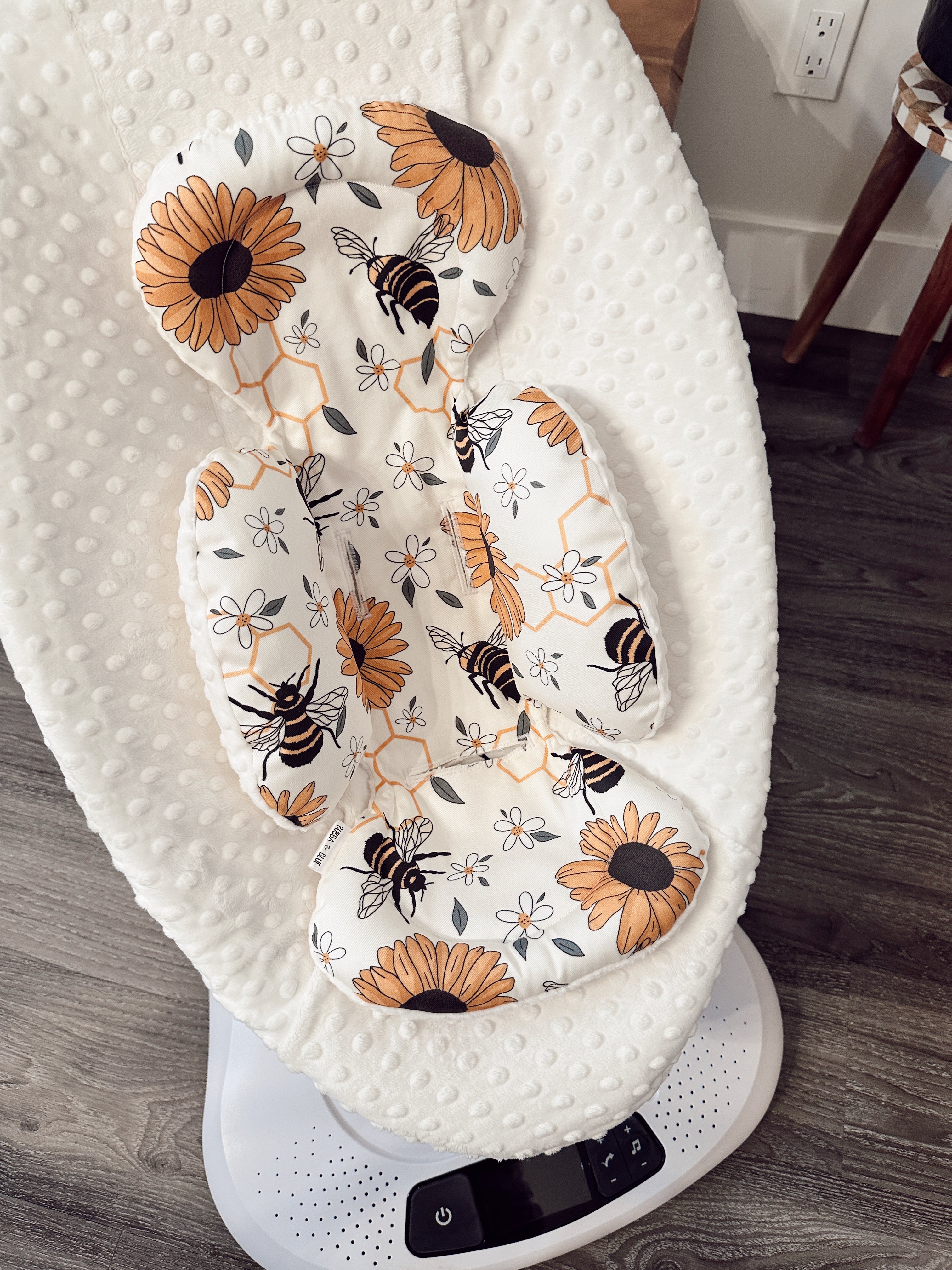 Mamaroo seat cover, newborn insert and balls in save the bees