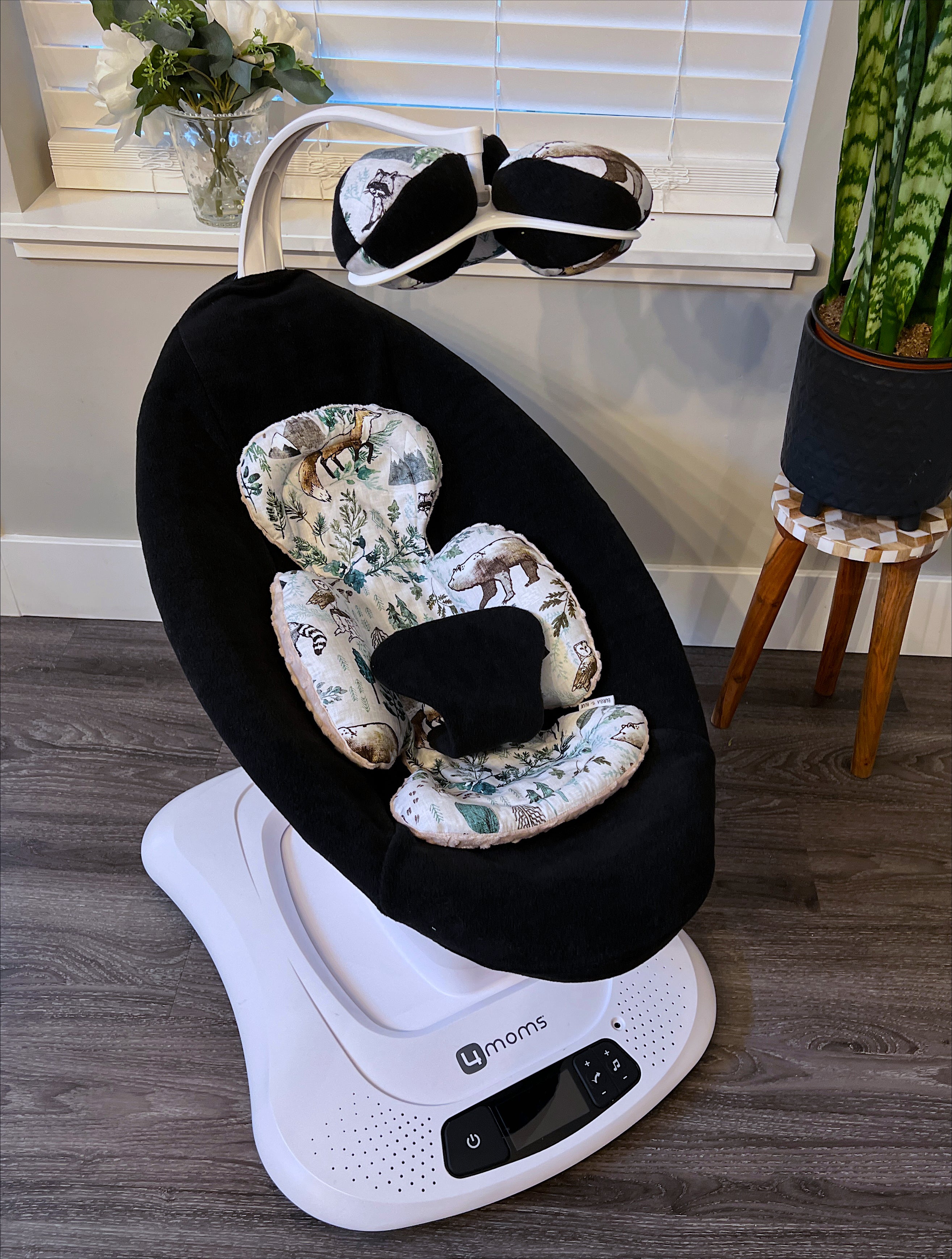 Mamaroo newborn insert and Mobile Balls in forest animal  and black