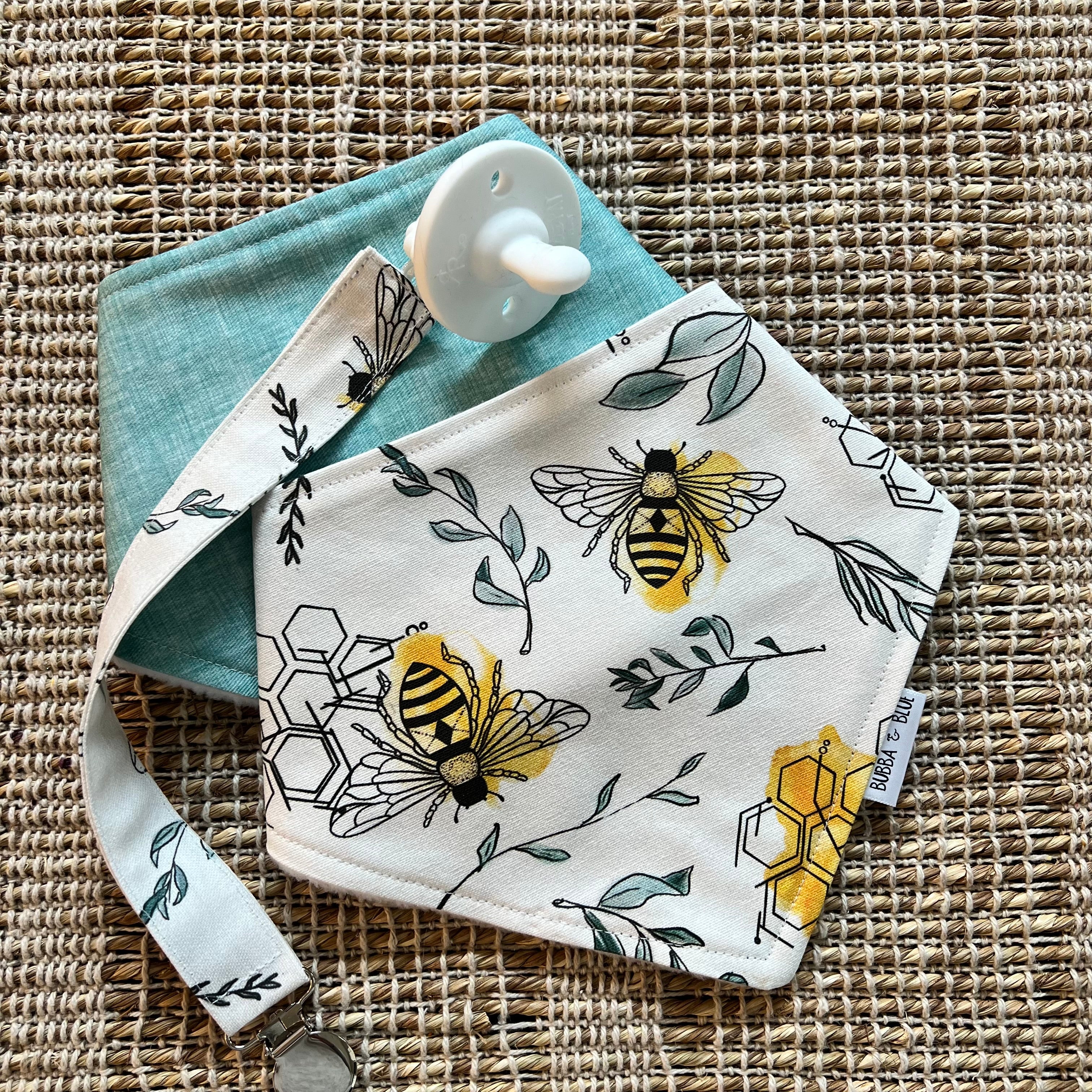 Bib and soother clip set in bees